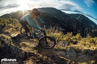 In ruppigem Gelände wird man hingegen daran erinnert, dass man auf einem Trailbike unterwegs ist