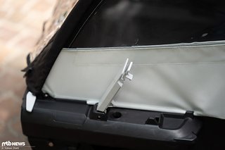 Die Deichsel wird über einen Hebel mit einem Zapfen gesichert, der Hebel selbst ist nochmals mit einem kleinen Haken gegen unbeabsichtigtes Lösen gesichert