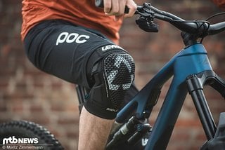 Die Leatt Knee Guard Airflex Pro bestehen aus einem Strumpf mit aufgeklebtem Protektor.