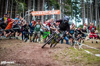 ... auch Lokalmatador Mark Balbierer zieht mit ordentlich Tempo an der Fankurve vorbei.