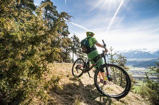 Proteam Fahrer Philip Walder auf seinem Hometrail im schönen Vinschgau