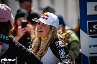 Vali Höll lachend und gut gelaunt im Zielbereich zu sehen, kam in dieser Saison nicht in jedem Rennen vor. Nach dem Sieg von Myriam Nicole war Vali hingegen sehr gut aufgelegt.