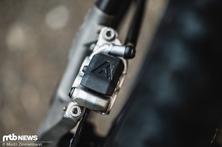 Kleine Abdeckungen auf dem Bremszylinder sollen verhindern, dass sich Matsch und Dreck ihren Weg auf die Bremsscheiben bahnen