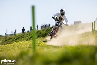Oben ist die Strecke in Loudenvielle ziemlich flach, unten kippt sie dann steil gen Talboden. Oben ist die Strecke in Loudenvielle ziemlich flach, unten kippt sie dann steil gen Talboden.