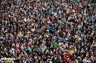 Zehntausende Zuschauer versammelten sich am letzten Sprung und sorgten für eine sensationelle Atmosphäre