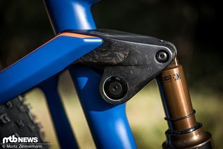 Eine neue, nun aus Carbon gefertigte Umlenkwippe reduziert das Gewicht und erhöht die Steifigkeit. Eine neue, nun aus Carbon gefertigte Umlenkwippe reduziert das Gewicht und erhöht die Steifigkeit.
