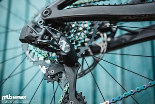 Standesgemäß: Die elektrische SRAM XX1 Eagle AXS-Schaltung ist an einem Rad in diesem Preisbereich praktisch Pflicht. Standesgemäß: Die elektrische SRAM XX1 Eagle AXS-Schaltung ist an einem Rad in diesem Preisbereich praktisch Pflicht.