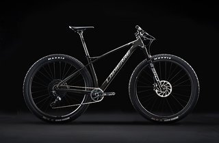 Das neue Lapierre Prorace verfügt über einen neuen Carbon-Rahmen und ist in 4 Größen und 5 Ausstattungsvarianten erhältlich. Das neue Lapierre Prorace verfügt über einen neuen Carbon-Rahmen und ist in 4 Größen und 5 Ausstattungsvarianten erhältlich.