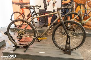 Das M83 Vagabund Iron Gravelbike wird von Hand in Deutschland gefertigt und macht einiges her. Das M83 Vagabund Iron Gravelbike wird von Hand in Deutschland gefertigt und macht einiges her.