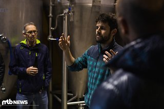 Miguel von der Brauerei Cerveza Rondadora erzählt, wie die verschiedenen Biersorten hergestellt werden Miguel von der Brauerei Cerveza Rondadora erzählt, wie die verschiedenen Biersorten hergestellt werden