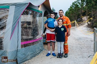 Entlang der Strecke sind einzelne Marschall-Stationen aufgebaut