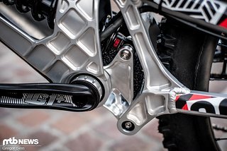 Motofoam in der Anlenkung verindert, dass diese sich zu sehr mit Schlamm zusetzt. Motofoam in der Anlenkung verindert, dass diese sich zu sehr mit Schlamm zusetzt.