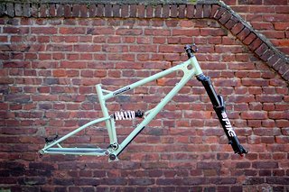 Das Fahrwerk besteht aus einer Rock Shox Pike mit 150 mm Federweg an der Front
