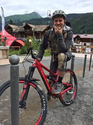 Gary unterwegs im matschigen Morzine Gary unterwegs im matschigen Morzine