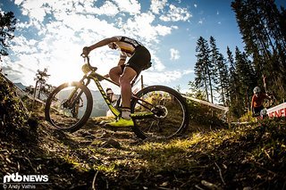 Der Lexware-Pilot fährt beim Staffelrennen der WM 2018 in Lenzerheide eine starke Runde an der Seite von Mani Fumic.