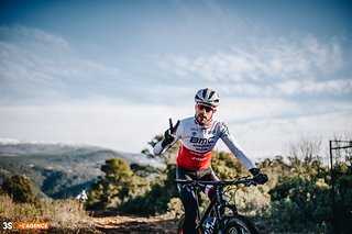 Titouan Carod genießt die warmen Trainingsbedingungen im ersten Teamtrainingslager in Montauroux.