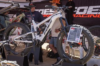 Darf es noch etwas fetter sein? Mit dem Foes Fat-E gibt es ein E-Fully mit 150/150 mm Federweg und monströsen 5" breiten Reifen. Darf es noch etwas fetter sein? Mit dem Foes Fat-E gibt es ein E-Fully mit 150/150 mm Federweg und monströsen 5" breiten Reifen.
