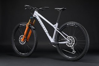 Flach und kurz – das Meta HT V3 dürfte für ordentlich Spieltrieb auf den Trails sorgen. Flach und kurz – das Meta HT V3 dürfte für ordentlich Spieltrieb auf den Trails sorgen.