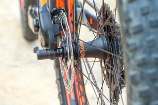 am Hinterrad kommt eine Boost148 Nabe zum Einsatz, die Kettenlinie wandert damit 3 mm nach außen