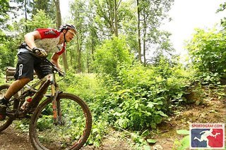 Tommy auf den letzten Metern vor dem Ziel auf einem spaßigen Flowtrail Tommy auf den letzten Metern vor dem Ziel auf einem spaßigen Flowtrail