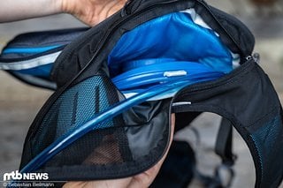 Das Trinkblasenfach hat genug Platz für 3 l Volumen und verfügt über einen Befestigungshaken für die Trinkblase aus eigenem Haus. Das Trinkblasenfach hat genug Platz für 3 l Volumen und verfügt über einen Befestigungshaken für die Trinkblase aus eigenem Haus.