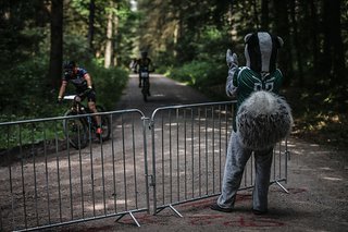 Das Maskottchen mitten im Wald war eine der coolsten Motivationen auf der Strecke.