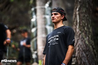 Wenn er irgendwann mal keinen Bock mehr auf Downhill haben sollte, könnte Max Alran wohl problemlos eine Karriere als Zinnsoldat starten.