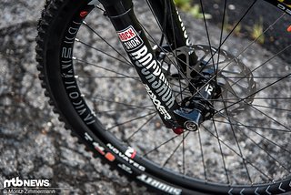 Vorne sorgt die bewährte RockShox Boxxer für Kontrolle Vorne sorgt die bewährte RockShox Boxxer für Kontrolle