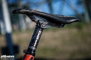 Mit dem weit nach hinten geschobenen Sattel hat Silas bessere Kontrolle über sein Bike Mit dem weit nach hinten geschobenen Sattel hat Silas bessere Kontrolle über sein Bike