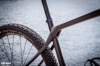 Der Knick in der Sitzstrebe soll den Fahrkomfort des leichten und steifen Rahmens verbessern