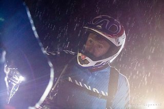 Im Trockenen fahren kann ja jeder. Die Nacht über regnet es durch, auch zum Start kübelt es noch gut