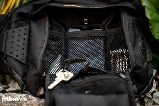 Die Vorderseite des Hipbags kann komplett aufgeklappt werden. Die Vorderseite des Hipbags kann komplett aufgeklappt werden.