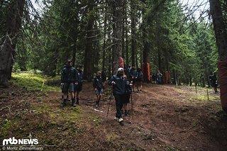 Die erste Wald-Sektion führt nicht nur über komplett frischen Waldboden, sondern ist dazu auch noch äußerst breit abgesteckt