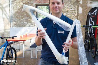 Solid Eps - Prozess: Herstellung der nicht-High-End Carbon-Rahmen bei Felt. Styroporkern mit Bladdern (Luftblasen) und Silikonteilen Solid Eps - Prozess: Herstellung der nicht-High-End Carbon-Rahmen bei Felt. Styroporkern mit Bladdern (Luftblasen) und Silikonteilen