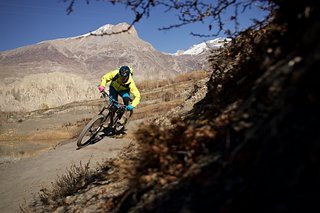 OK: Ellenbogen raus, Bike in die Kurve drücken, Rennfahrer-Blick aufsetzen. Voll Enduro! OK: Ellenbogen raus, Bike in die Kurve drücken, Rennfahrer-Blick aufsetzen. Voll Enduro!