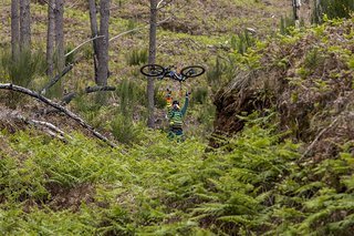 Für den zweiten Part geht es auf die Downhill Strecke in Ponta do Pargo. Vor einigen Jahren hat hier ein großes Feuer gewütet und die meisten Bäume niedergebrannt. Für den zweiten Part geht es auf die Downhill Strecke in Ponta do Pargo. Vor einigen Jahren hat hier ein großes Feuer gewütet und die meisten Bäume niedergebrannt.