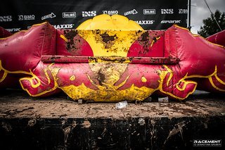 Die beliebteste Couch des Wochenendes wurde stark in Mitleidenschaft gezogen. Die beliebteste Couch des Wochenendes wurde stark in Mitleidenschaft gezogen.