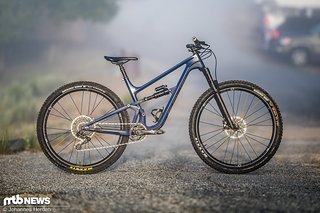 Das Revel Bikes Rascal rollt auf 29"-Laufrädern und verfügt über 140 mm Federweg an der Front sowie 130 mm am Heck Das Revel Bikes Rascal rollt auf 29"-Laufrädern und verfügt über 140 mm Federweg an der Front sowie 130 mm am Heck