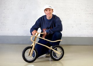 Steve Peat vor dem ZumZum Kinderbike
