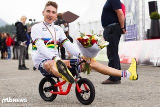 Victor Koretzky hat sichtlich Spaß mit seinem neuen Bike, das er gewonnen hat. Ob er damit auch das U23-Rennen bestreiten wird? Leicht sollte es auf jeden Fall sein ;-).