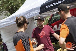 Basti Tegtmeier vom Seriensponsor Santa Cruz im Gespräch zu den neuen Rädern der Kalifornier