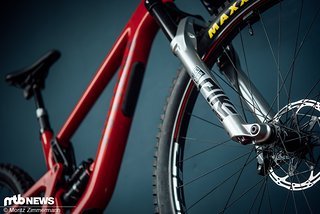 Die RockShox Pike Ultimate-Federgabel stellt 140 mm Federweg zur Verfügung.
