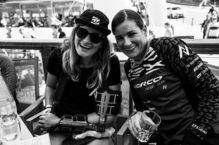 Anita wurde zum Glück direkt in Canazei ärztlich versorgt und ist guten Mutes hoffentlich bald wieder auf dem Bike Gas zu geben!