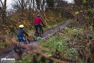 Problemlos geht es mit dem kommit-System Asphaltstrecken und leichte Waldwege hoch