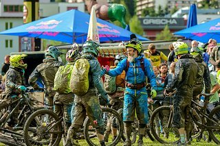 Spaß im Schlamm: Mondraker Enduro Team