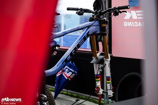 Vergangene Woche konnte Loris Vergier den größten Erfolg seiner Karriere feiern. Wie bei Trek üblich, ist sein Weltmeister-Bike direkt an den Hersteller gesendet worden. Ein weltmeisterlicher Rahmen soll Gerüchten zufolge auf dem Weg sein