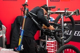 Loïc Bruni hat außerdem eine neue Öhlins-Gabel mit braunen Standrohren.