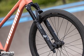 Die Marzocchi Bomber DJ verfügt über 100 mm Federweg und ist eine grundsolide Gabel. Die Marzocchi Bomber DJ verfügt über 100 mm Federweg und ist eine grundsolide Gabel.
