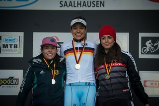 Im Cross Country wurde Spitz 14 Mal deutsche Meisterin, im Marathon fünf Mal und im Eliminator Sprint (Bild der Siegerehrung) einmal. Chapeau!