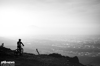 Noch lange nicht das Ende: Nach einer kurzen Verschnaufpause und einigen Forstweg-Metern bergab geht es per Trail weiter